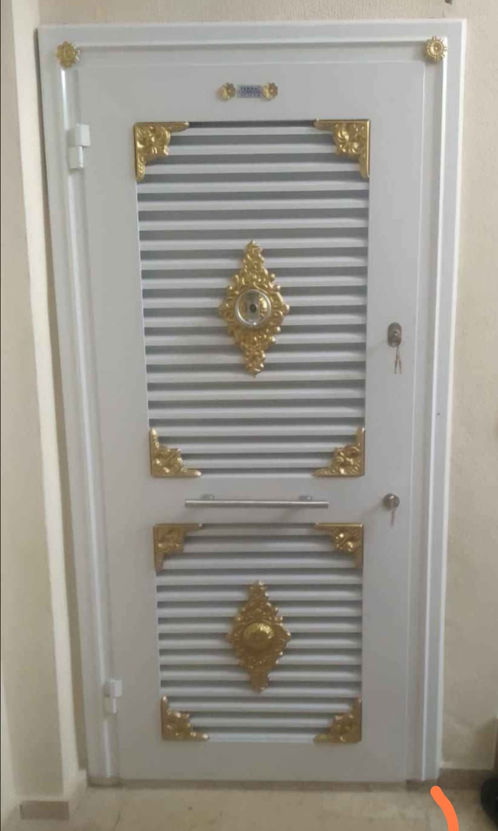 Altın İşlemeli Beyaz Panjur Kapı