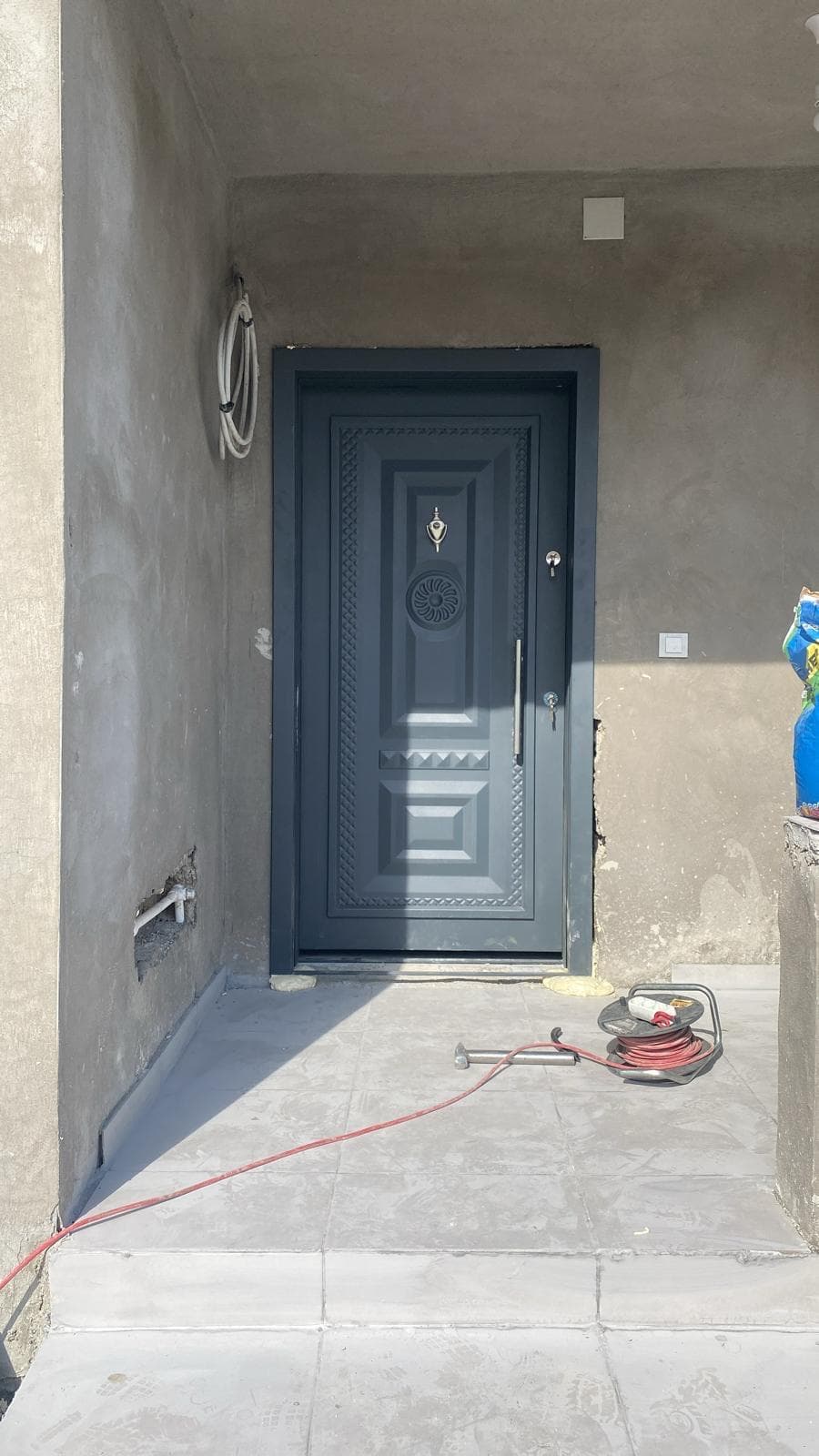 Sade ve Şık Antrasit Çelik Kapı