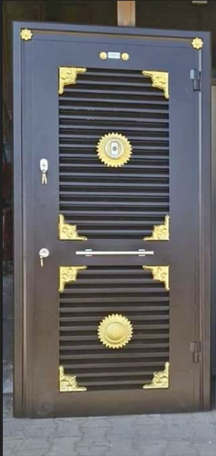 Altın Detaylı Siyah Panjur Kapı